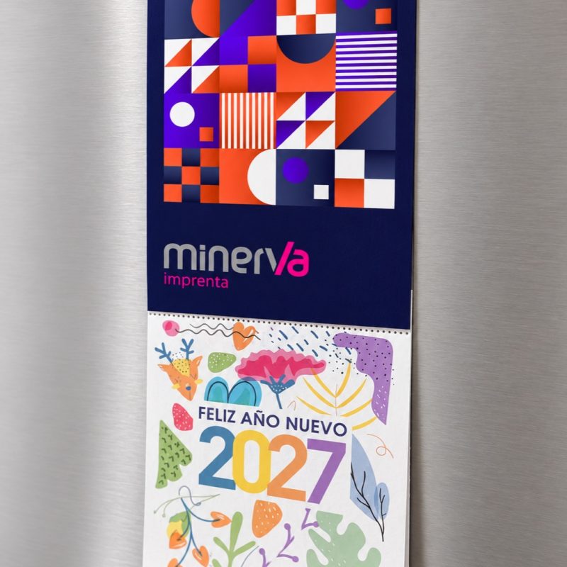 Calendario de nevera 2027 con imán, cabecera publicitaria y faldilla con portada de Año Nuevo, de Minerva en Córdoba.