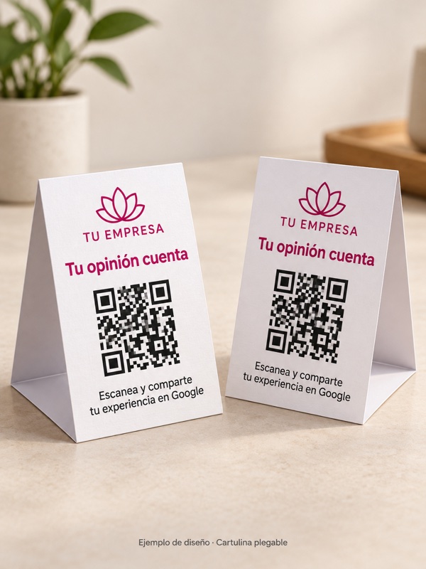 Dos displays plegables de cartulina con QR para reseñas de Google, mostrando los dos lados exteriores.