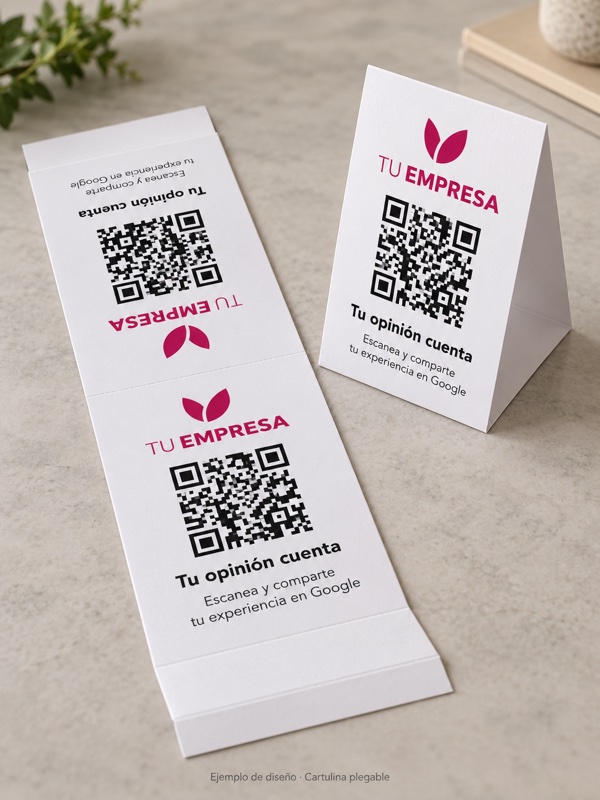 Ejemplo de display de cartulina con QR, desplegado en plano y montado con base triangular.