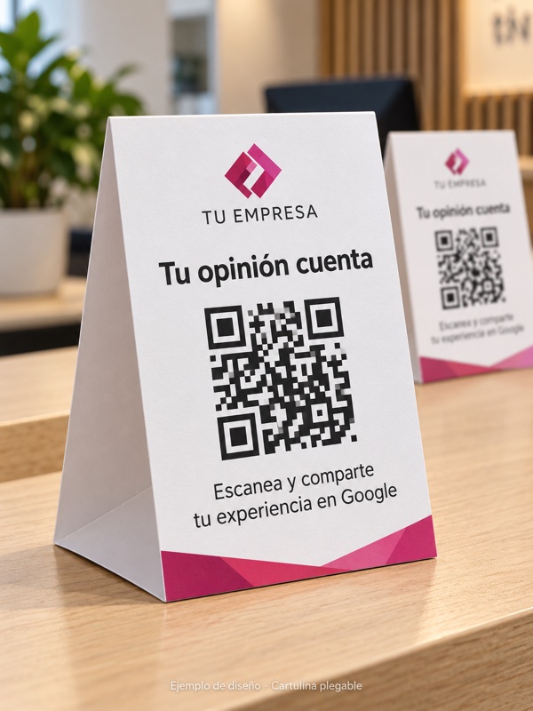 Display de cartulina plegable para reseñas de Google con QR y diseño para empresas, sobre un mostrador.
